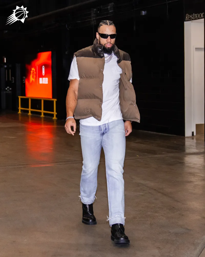 星空体育app官方下载-霸气十足！狄龙佩戴超黑墨镜步入今日比赛场馆