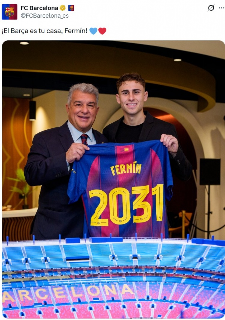 续约完成！巴萨官推晒费尔明与拉波尔塔合照，手持2031号码球衣